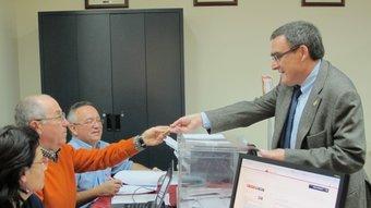 L'alcalde socialista de Lleida, Àngel Ros, exercint diumenge el seu vot. LA PAERIA