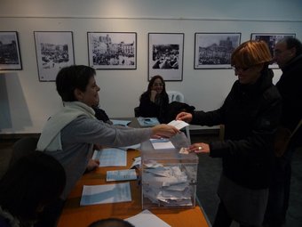 Una ciutadana exercint el seu dret al vot en un col·legi electoral de Balaguer. D.M