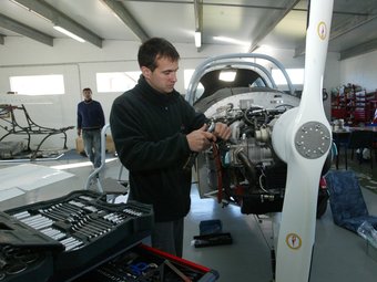 Jordi Sierra té un taller d'ultralleugers a l'aeròdrom i ara una escola de vol. J.SABATER