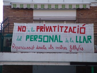 La pancarta que els responsables de La Quitxalla han posat a la façana. A. ESTALLO