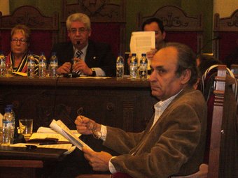 Pere Serra, a primer terme, en una imatge d'arxiu, es va abstenir en l'aprovació del pressupost. LL.M