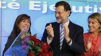 Alícia Sànchez somriu satisfeta amb el seu ram de roses i l'aplaudiment de Mariano Rajoy i María Dolores de Cospedal CHEMA MOYA / EFE