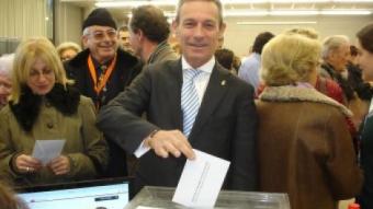Josep anglada votant a les eleccions al Parlament.