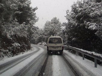 La neu obliga aquest dimarts al matí a circular amb cadenes a disset carreteres catalanes ARXIU