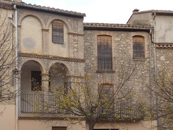 Vista exterior de can Xerric, situat a la cèntrica plaça de Sant Andreu. R. E