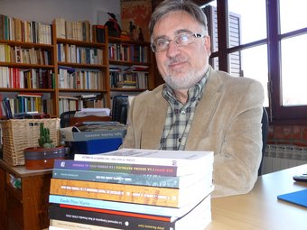 Ramon Arnabat amb alguns dels llibres que han publicat des que va començar el projecte “Tots els Noms” C.M