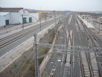 El polígon industrial es troba a tocar de l'estació de tren de l'Arboç. Ò.P.J