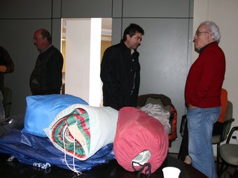 Els veïns de la Ribera recullen els sacs de dormir abans de sortir del Consell. ACN