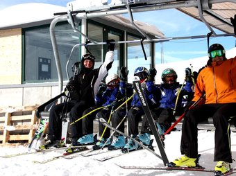 Una família d'esquiadors en un remuntador de l'estació de Baquèira Beret. MARTA LLUVICH / ACN