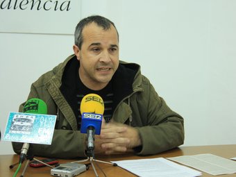 El regidor del Bloc en conferència de premsa per tal d'explicar l'ILP. CEDIDA