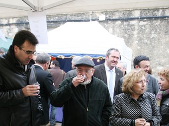 Salvadó, a l'esquerra, i el conseller Huguet, en un estand de la Festa de l'oli de la Fatarella. O.MOLET