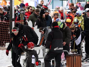 Molts esquiadors esperaven el pont per poder fer les primeres baixa C.ATSET / CLICK ART FOTO