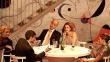 Les tres parelles protagonistes de ‘Celebració', en un restaurant ‘cool' de Barcelona ideat per Paco Azorín. MANEL LLADÓ