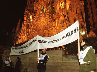 Manifestació l'any 2000 per demanar per a Catalunya bisbes catalans ARXIU