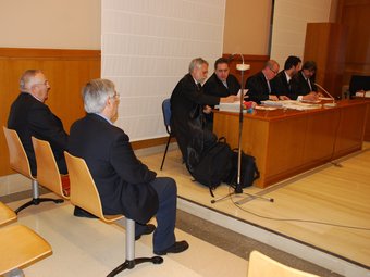 L'ex regidor d'Urbanisme i l'ex alcalde de Sitges, d'esquenes, durant el judici celebrat ahir al matí a l'Audiència de Barcelona. M.L