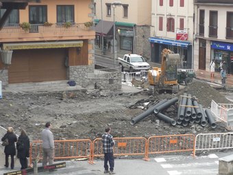 Les obres de la plaça Sant Antoni de Vielha, aquest novembre, han fet canviar els recorreguts dels camions. AJ. VIELHA