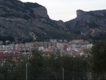 Vista de la ciutat amb el fons del Barranc del Cinc. ESCORCOLL