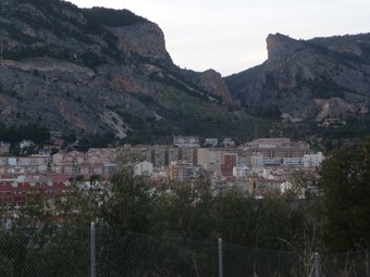 Panoràmica del vessant de la ciutat d'Alcoi que recau davant del Barranc del Cinc. ESCORCOLL