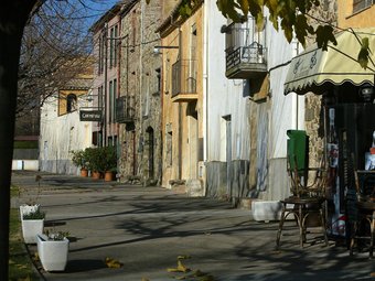 Un carrer del nucli de Sant Sadurní de l'Heura, amb dos establiments molt a prop. JOAN SABATER
