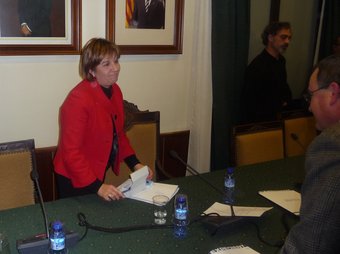 Teresa Ginestà recull els papers després del ple d'ahir al vespre, el seu últim ple com a alcaldessa aquest mandat. David Marín