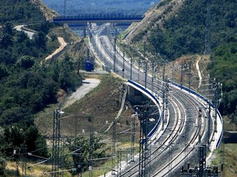 La via del TAV de Figueres a Perpinyà està acabada des del febrer del 2009. A la foto, una vista general. M.LLADÓ