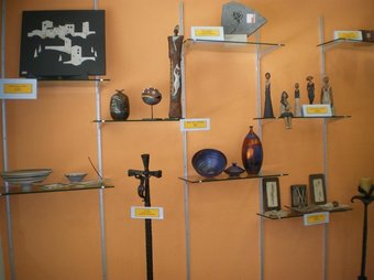 En aquest nou espai situat a l'Oficine Comarcal de Turisme dins el recinte del monestir de Poblet, s'exposen i venen diferents objectes d'artesania EL PUNT
