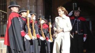 Núria de Gispert, rebent ahir la salutació dels Mossos d'Esquadra de gala, després de ser escollida nova presidenta del Parlament ROBERT RAMOS