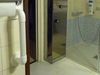 Agafador i dutxa a peu pla instal·lats al bany d'una dona gran de Santa Coloma, ahir. J.G.N