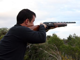 Un caçador arma la seva escopeta per mirar d'abatre un tord. ACN