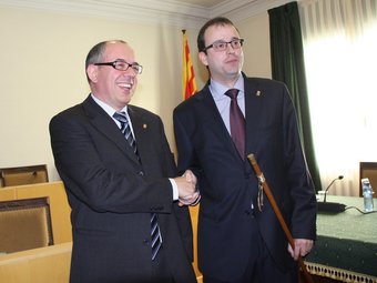 Marc Solsona , a la dreta amb la vara d'alcalde, encaixa la mà amb el primer tinent d'alcalde, Ignasi Serret (ERC). ACN