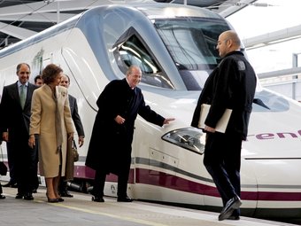 El rei espanyol Joan Carles I toca el tren a l'estació de València, amb la reina Sofia i el president Camps. EFE