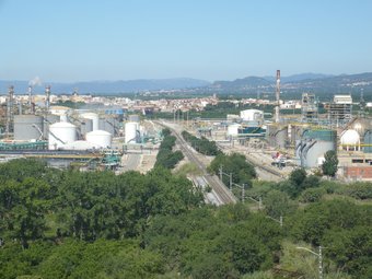 L'antiga línia Reus-Roda s'acaba ara a les instal·lacions de Repsol Química, entre Puigdelfí i la Pobla de Mafumet Ò.P.J