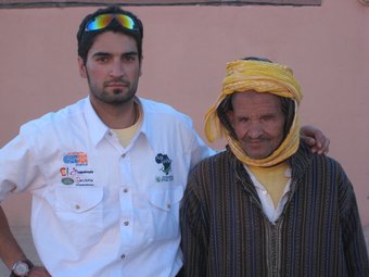 Pairó, amb un dels pacients atesos. EL PUNT