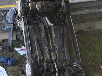 El cotxe accidentat a l'AP-7 a Sant Julià de Ramis, ahir. JOAN CASTRO / CAF
