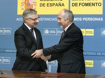 El ministre de Foment, José Blanco, i l'alcalde de Vallmoll, Josep Lluís Cusidó. 