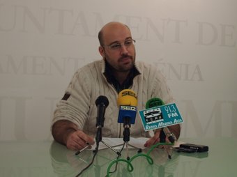 El regidor del Bloc Nacionalista explica la problemàtica en conferència de premsa. C. MARTÍNEZ