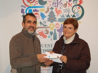  Carles Dresaire i Gaudí,  president de l' Associació Fira de Nadal de Mataró entrega el primer premi de la Fira a Maria Luisa Berges de Premià de Dalt