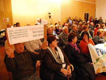 Veïns de Can Lloses-Can Marcer van assistir al ple municipal, a les Roquetes, per protestar contra els projectes. M.L