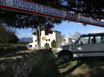 El cotxe dels Van Arkel davant de Mas Cadavall, amb la cinta dels Mossos. JOAN CASTRO / CAF