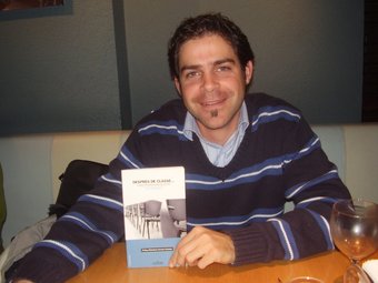 El professor Antoni Argent, amb el seu llibre