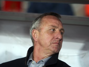 Johan Cruyff, en un moment del partit d'ahir a Montjuïc. /  O.DURAN