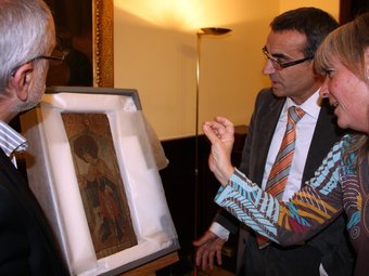 La directora del Museu de Lleida explica al president de la Diputació i al vicepresident les característiques d'aquest fragment de retaule del segle XV. ACN