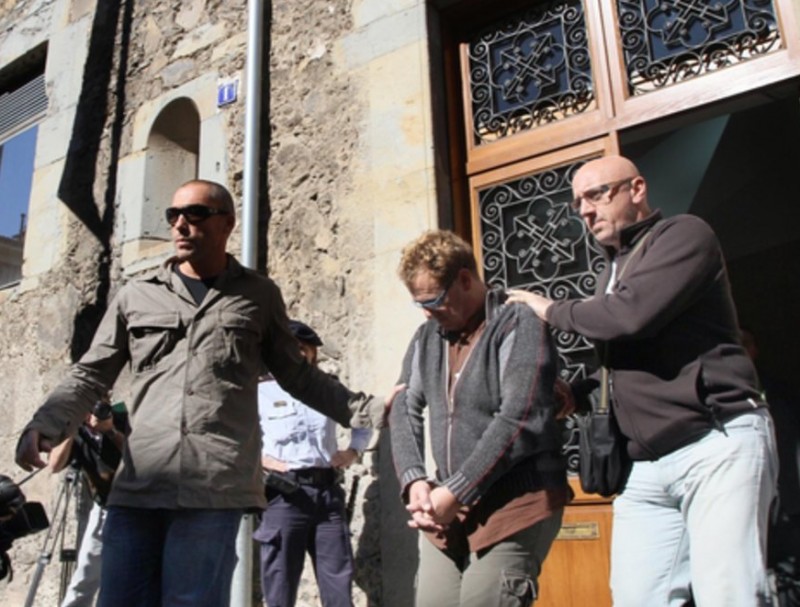 Joan Vila custodiat pels Mossos després de la inspecció a l'escenari dels seus crims, el geriàtric La Caritat d'Olot. JOAN CASTRO / CLICK ART FOTO