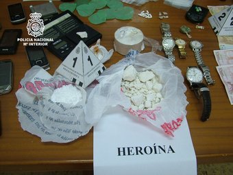 Imatge de la droga i altre material intervingut en l'operació policial per desmantellar la xarxa EL PUNT