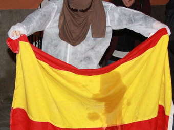 Dos joves han calat foc a una bandera espanyola durant la manifestació de la Diada de Mallorca ACN