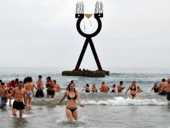 Els banyistes més atrevits es reuneixen a la platja de Baix a Mar per celebrar l'any nou en remull.  SORTIM