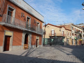 L'edifici de l'Ajuntament , a la plaça de la Vila, amb la illa per a vianants al fons E.A