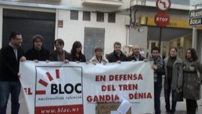 Representants públics i militants del Bloc davant l'estafeta de Gandia. CEDIDA