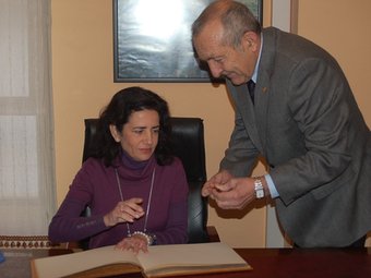 La consellera Angèlica Such es disposa a signar al llibre de visites de l'Ajuntament . B. SILVESTRE