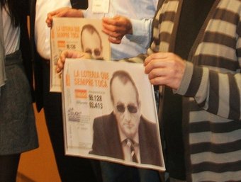 Membres de Compromís exhibeixen una imatge de la participació REDACCIÓ